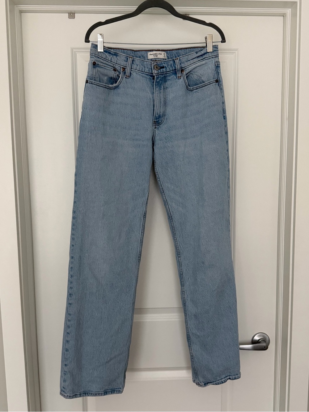 Abercrombie Low Rise Baggy Light Wash Jeans - Picture 3 of 5